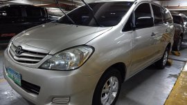 Silver Toyota Innova 2009 