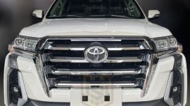 Selling White Toyota Land Cruiser 2021 in Makati