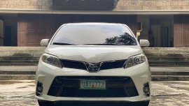 Selling White Toyota Sienna 2013 in Malabon