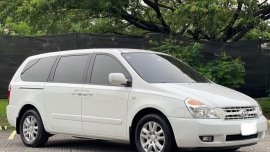 Sell White 2011 Kia Carnival in Las Piñas
