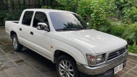 White Toyota Hilux 2001 for sale in Quezon