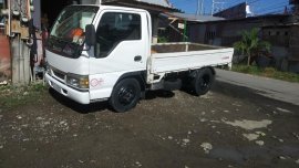 White Isuzu Elf 2006 for sale in Batangas