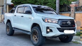 Selling White Toyota Hilux 2020 