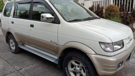 White Isuzu Crosswind 2002 for sale in Paranaque 