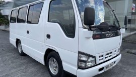 White Isuzu Nhr 2015 for sale in Manual
