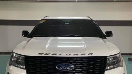Selling Pearl White Ford Explorer 2019 in Makati