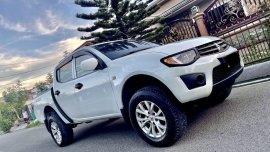 White Mitsubishi Strada 2014 for sale in Manual