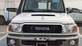 Selling White Toyota Land Cruiser 2022 in Makati