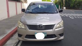 RUSH !! First Owned 2012 Toyota Innova  2.0 E Gas MT for sale by owner in good condition