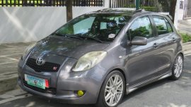 Selling Silver Toyota Yaris 2007 in Makati