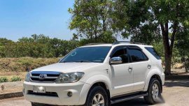 White Toyota Fortuner 2005 for sale in Meycauayan