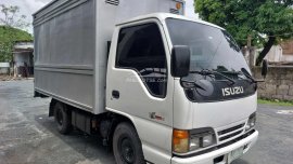 2005 Isuzu NHR Aluminum Van M/T