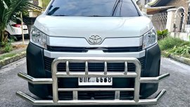 Toyota Hiace Commuter Deluxe 2022 MT