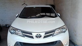 Selling Pearl white 2014 Toyota RAV4  2.5 Active 4X2 AT