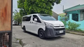 Toyota Hiace Deluxe Commuter 2023 MT