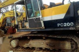 komatsu backhoe pc200-5 with breaker line