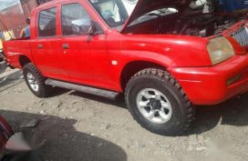 Mitsubishi L200 Endeavor 4X4 2006 vs Hilux