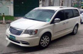 2012 Chrysler Town and Country AT White 