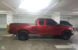 LOW MILEAGE Ford F150 XLT Flareside AT V6 4X2 FOR SALE