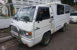 Mitsubishi L300 truck white for sale 
