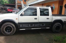 Isuzu Fuego 2000 white for sale