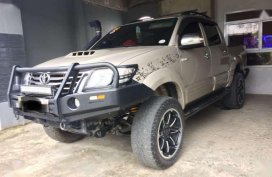 SELLING TOYOTA Hilux G 2015