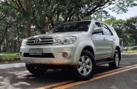 2010 TOYOTA Fortuner G 2.5 A/T Diesel Engine Top of the Line