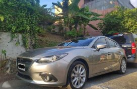 Selling Mazda 3 skyactiv R 2.0 hatchback 2015 Automatic