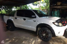 SELLING TOYOTA HILUX J 2005