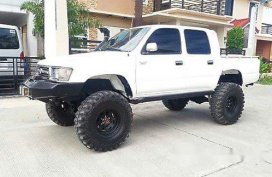 Selling White Toyota Hilux 2000 at 159000 km 