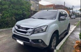 White Isuzu Mu-X 2015 Automatic Diesel for sale 