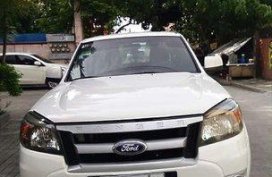 Selling White Ford Ranger 2011 at 74000 km 