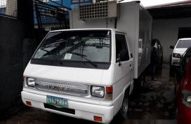 Selling White Mitsubishi L300 2012 in Caloocan