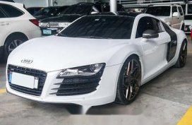 White Audi R8 2011 at 19000 km for sale 