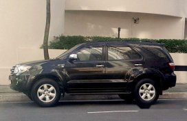Selling Black Toyota Fortuner 2010 at 93000 km 