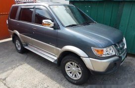 Selling Blue Isuzu Crosswind 2010 at 85000 km 
