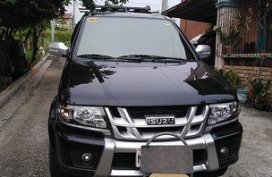 Black Isuzu Crosswind 2017 at 21000 km for sale 