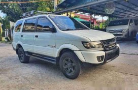 White Isuzu Crosswind 2016 at 30000 km for sale 