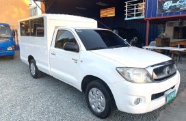 White Toyota Hilux 2009 for sale in Quezon City