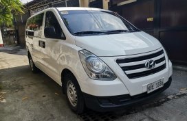 Selling White Hyundai Starex 2017 in Manila