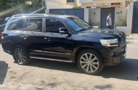 Selling Black Toyota Land Cruiser 2013 in Pasig