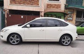 Sell White 2009 Ford Focus Hatchback 
