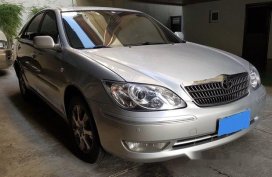 Selling Silver Toyota Camry 2005 at 102000 km 