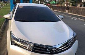Selling White Toyota Corolla Altis 2015 at 19000 km 