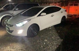 Selling White Hyundai Elantra 2011 at 127000 km