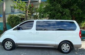 Selling White Hyundai Grand starex 2012 in Manila