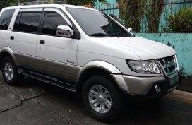 Sell White 2012 Isuzu Crosswind in Manila