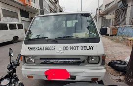 Selling White Mitsubishi L300 2011 in Manila