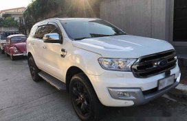 Selling White Ford Everest 2016 in Manila