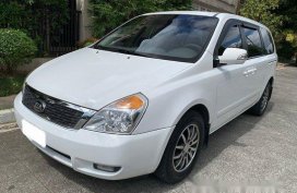 White Kia Carnival 2014 Automatic for sale